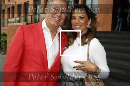 Utrecht 2 juni 2018
Gala van Wesley Sneijder in Hoptel v d Valk. Wesley kreeg een belangrijke onderscheiding van de gemeente Utrecht buit bhanden van Burgemeester Jan v Zanen. Yolanthe Sneijder Cabau v Kasbergen feliciteerde hem. Marcel Boekhoorn met zijn vriendin Rebecca Cabau