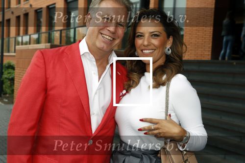 Utrecht 2 juni 2018
Gala van Wesley Sneijder in Hoptel v d Valk. Wesley kreeg een belangrijke onderscheiding van de gemeente Utrecht buit bhanden van Burgemeester Jan v Zanen. Yolanthe Sneijder Cabau v Kasbergen feliciteerde hem. Marcel Boekhoorn met zijn vriendin Rebecca Cabau