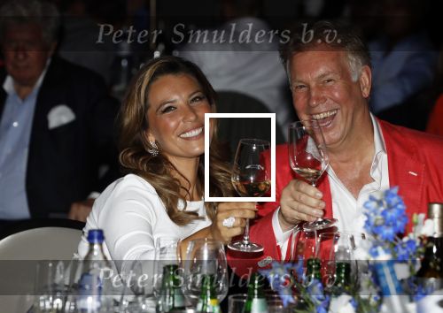 Utrecht 2 juni 2018
Gala van Wesley Sneijder in Hoptel v d Valk. Wesley kreeg een belangrijke onderscheiding van de gemeente Utrecht buit bhanden van Burgemeester Jan v Zanen. Yolanthe Sneijder Cabau v Kasbergen feliciteerde hem. Marcel Boekhoorn met zijn vriendin Rebecca Cabau