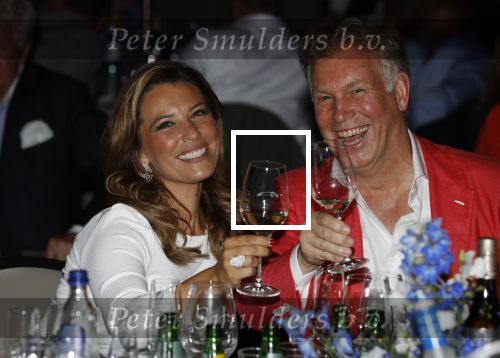 Utrecht 2 juni 2018
Gala van Wesley Sneijder in Hoptel v d Valk. Wesley kreeg een belangrijke onderscheiding van de gemeente Utrecht buit bhanden van Burgemeester Jan v Zanen. Yolanthe Sneijder Cabau v Kasbergen feliciteerde hem. Marcel Boekhoorn met zijn vriendin Rebecca Cabau