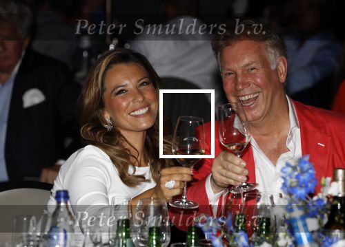 Utrecht 2 juni 2018
Gala van Wesley Sneijder in Hoptel v d Valk. Wesley kreeg een belangrijke onderscheiding van de gemeente Utrecht buit bhanden van Burgemeester Jan v Zanen. Yolanthe Sneijder Cabau v Kasbergen feliciteerde hem. Marcel Boekhoorn met zijn vriendin Rebecca Cabau