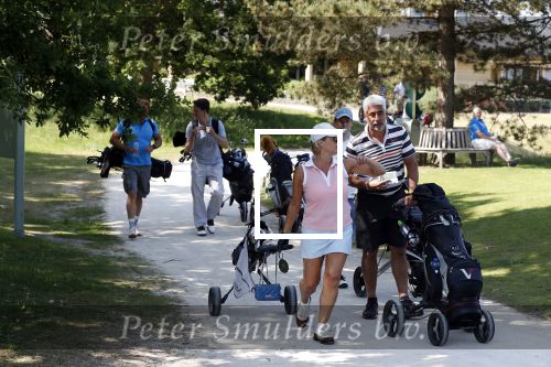 Eemnes 28 mei 2018
Golfwedstrijd ten bate van Warchild met oa Victor Reinier Toine v Peperstraten Mariska v Kolck en Frits Sissing. Kunstenaar Pim Smit maakt samen met victor Reinier een schilderij .