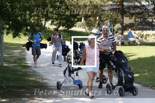 Eemnes 28 mei 2018
Golfwedstrijd ten bate van Warchild met oa Victor Reinier Toine v Peperstraten Mariska v Kolck en Frits Sissing. Kunstenaar Pim Smit maakt samen met victor Reinier een schilderij .