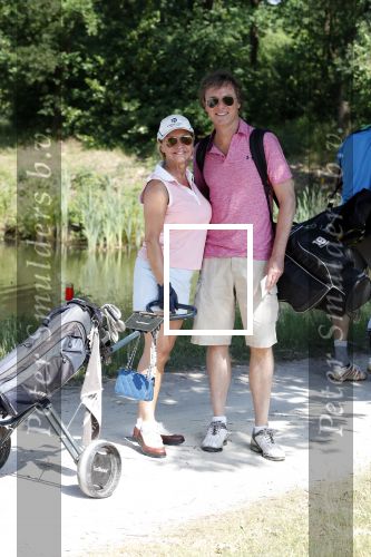 Eemnes 28 mei 2018
Golfwedstrijd ten bate van Warchild met oa Victor Reinier Toine v Peperstraten Mariska v Kolck en Frits Sissing. Kunstenaar Pim Smit maakt samen met victor Reinier een schilderij .