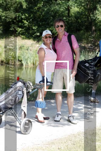 Eemnes 28 mei 2018
Golfwedstrijd ten bate van Warchild met oa Victor Reinier Toine v Peperstraten Mariska v Kolck en Frits Sissing. Kunstenaar Pim Smit maakt samen met victor Reinier een schilderij .