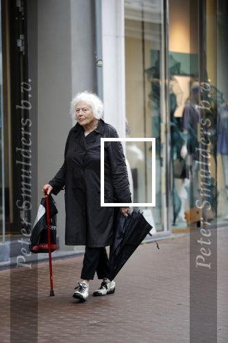 Amsterdam 22 mei 2018
Marjan Berk met bwandelstok op de pc hooftstraat.