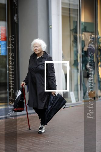 Amsterdam 22 mei 2018
Marjan Berk met bwandelstok op de pc hooftstraat.