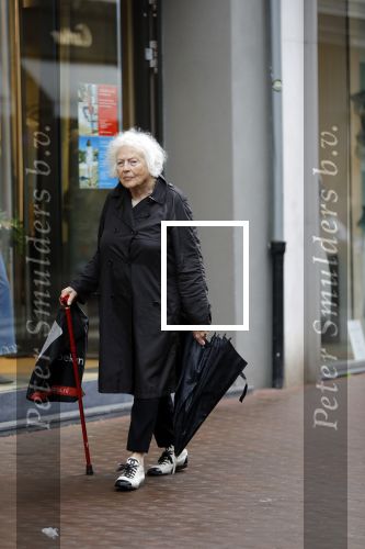 Amsterdam 22 mei 2018
Marjan Berk met bwandelstok op de pc hooftstraat.