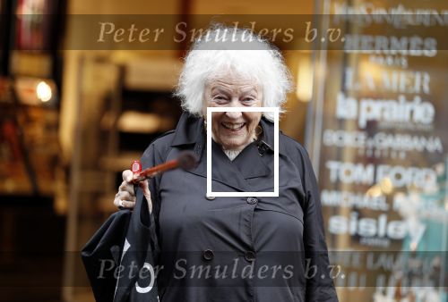 Amsterdam 22 mei 2018
Marjan Berk met bwandelstok op de pc hooftstraat.