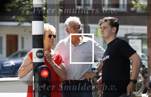 Amsterdam 6 juni 2018
Martin Garrix aan het winkelen met zijn vader en moeder (ouders)