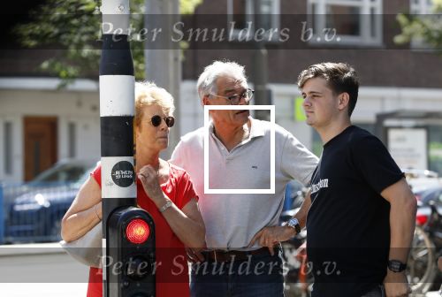 Amsterdam 6 juni 2018
Martin Garrix aan het winkelen met zijn vader en moeder (ouders)