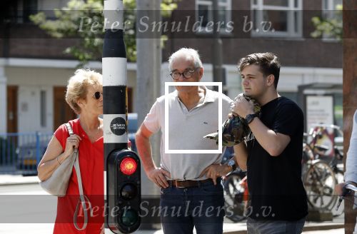 Amsterdam 6 juni 2018
Martin Garrix aan het winkelen met zijn vader en moeder (ouders)