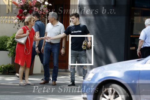 Amsterdam 6 juni 2018
Martin Garrix aan het winkelen met zijn vader en moeder (ouders)