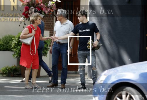 Amsterdam 6 juni 2018
Martin Garrix aan het winkelen met zijn vader en moeder (ouders)