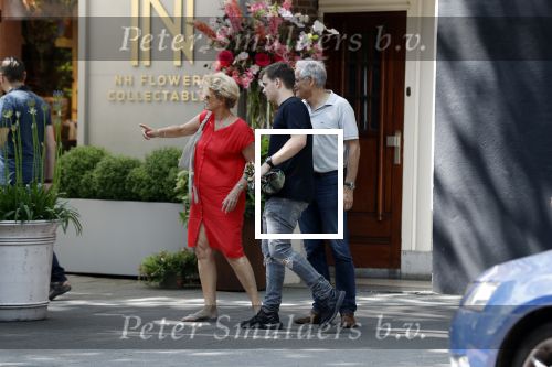 Amsterdam 6 juni 2018
Martin Garrix aan het winkelen met zijn vader en moeder (ouders)