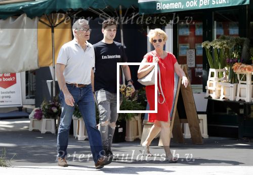Amsterdam 6 juni 2018
Martin Garrix aan het winkelen met zijn vader en moeder (ouders)