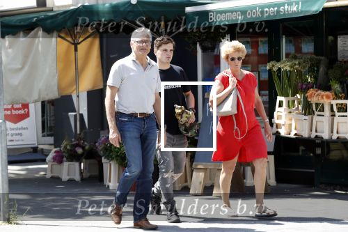 Amsterdam 6 juni 2018
Martin Garrix aan het winkelen met zijn vader en moeder (ouders)