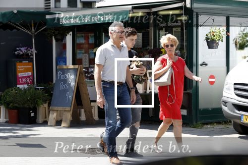 Amsterdam 6 juni 2018
Martin Garrix aan het winkelen met zijn vader en moeder (ouders)