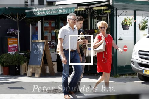 Amsterdam 6 juni 2018
Martin Garrix aan het winkelen met zijn vader en moeder (ouders)