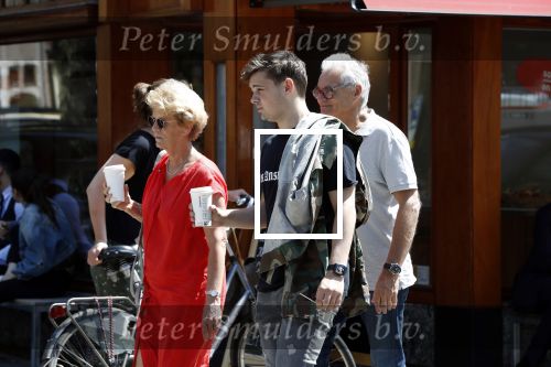Amsterdam 6 juni 2018
Martin Garrix aan het winkelen met zijn vader en moeder (ouders)