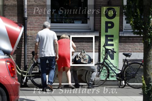 Amsterdam 6 juni 2018
Martin Garrix aan het winkelen met zijn vader en moeder (ouders)