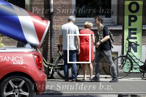 Amsterdam 6 juni 2018
Martin Garrix aan het winkelen met zijn vader en moeder (ouders)