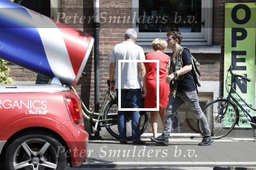 Amsterdam 6 juni 2018
Martin Garrix aan het winkelen met zijn vader en moeder (ouders)