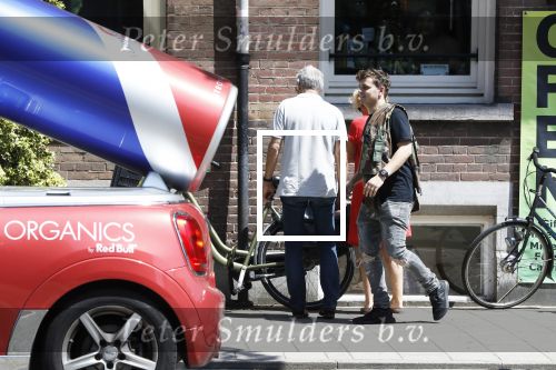 Amsterdam 6 juni 2018
Martin Garrix aan het winkelen met zijn vader en moeder (ouders)