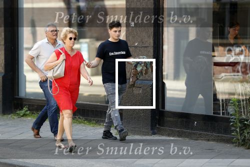 Amsterdam 6 juni 2018
Martin Garrix aan het winkelen met zijn vader en moeder (ouders)