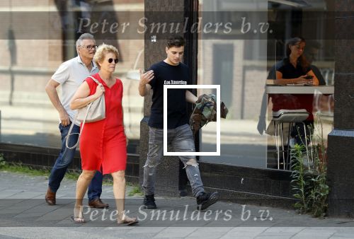 Amsterdam 6 juni 2018
Martin Garrix aan het winkelen met zijn vader en moeder (ouders)