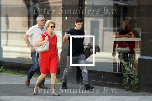 Amsterdam 6 juni 2018
Martin Garrix aan het winkelen met zijn vader en moeder (ouders)
