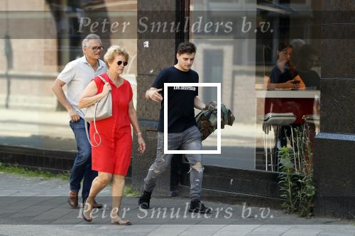 Amsterdam 6 juni 2018
Martin Garrix aan het winkelen met zijn vader en moeder (ouders)