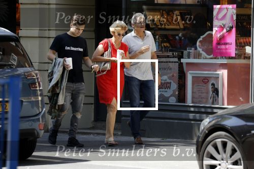 Amsterdam 6 juni 2018
Martin Garrix aan het winkelen met zijn vader en moeder (ouders)