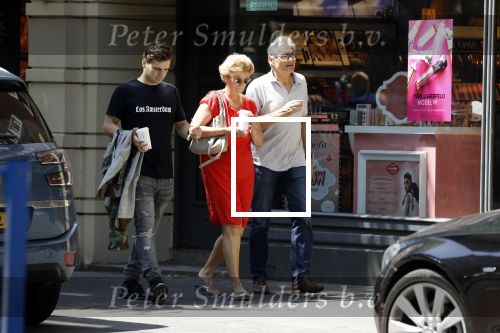 Amsterdam 6 juni 2018
Martin Garrix aan het winkelen met zijn vader en moeder (ouders)