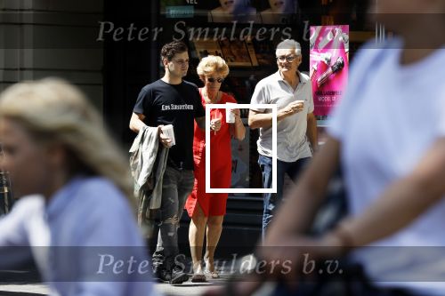 Amsterdam 6 juni 2018
Martin Garrix aan het winkelen met zijn vader en moeder (ouders)