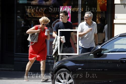 Amsterdam 6 juni 2018
Martin Garrix aan het winkelen met zijn vader en moeder (ouders)