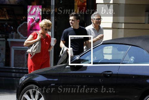 Amsterdam 6 juni 2018
Martin Garrix aan het winkelen met zijn vader en moeder (ouders)
