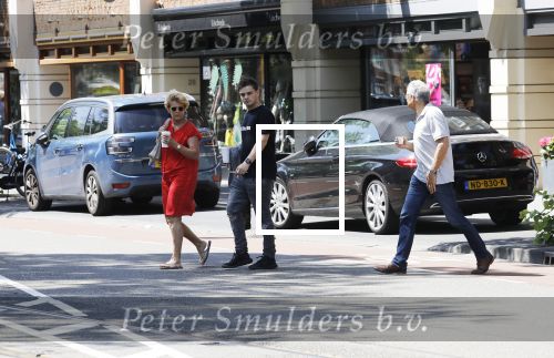 Amsterdam 6 juni 2018
Martin Garrix aan het winkelen met zijn vader en moeder (ouders)