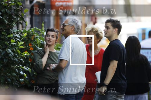 Amsterdam 6 juni 2018
Martin Garrix aan het winkelen met zijn vader en moeder (ouders)