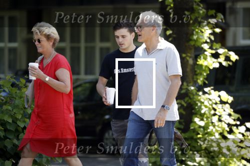 Amsterdam 6 juni 2018
Martin Garrix aan het winkelen met zijn vader en moeder (ouders)