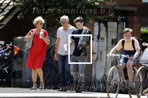Amsterdam 6 juni 2018
Martin Garrix aan het winkelen met zijn vader en moeder (ouders)