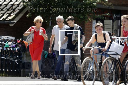 Amsterdam 6 juni 2018
Martin Garrix aan het winkelen met zijn vader en moeder (ouders)