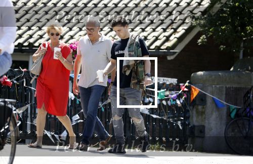 Amsterdam 6 juni 2018
Martin Garrix aan het winkelen met zijn vader en moeder (ouders)