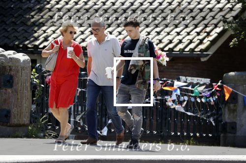 Amsterdam 6 juni 2018
Martin Garrix aan het winkelen met zijn vader en moeder (ouders)