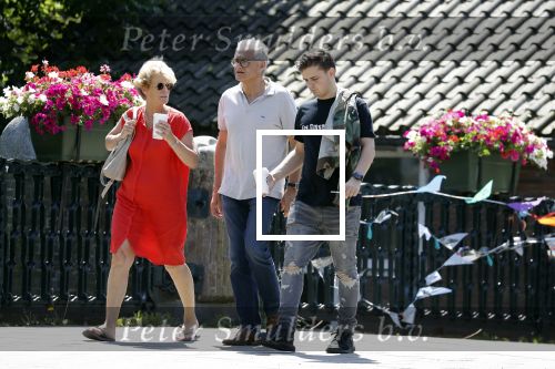 Amsterdam 6 juni 2018
Martin Garrix aan het winkelen met zijn vader en moeder (ouders)