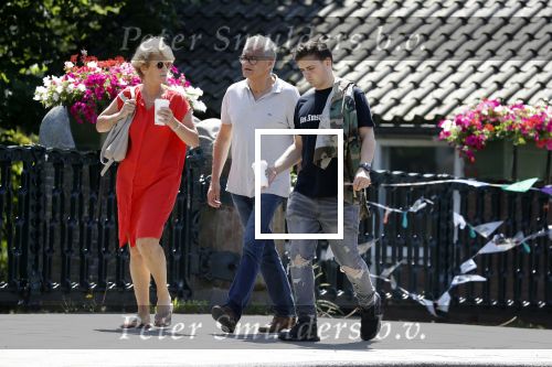 Amsterdam 6 juni 2018
Martin Garrix aan het winkelen met zijn vader en moeder (ouders)