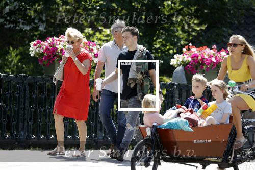 Amsterdam 6 juni 2018
Martin Garrix aan het winkelen met zijn vader en moeder (ouders)