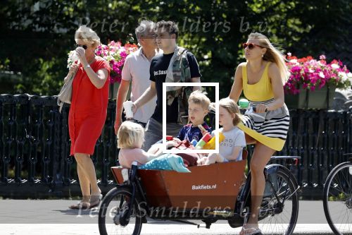 Amsterdam 6 juni 2018
Martin Garrix aan het winkelen met zijn vader en moeder (ouders)