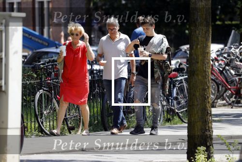 Amsterdam 6 juni 2018
Martin Garrix aan het winkelen met zijn vader en moeder (ouders)