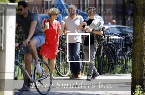 Amsterdam 6 juni 2018
Martin Garrix aan het winkelen met zijn vader en moeder (ouders)